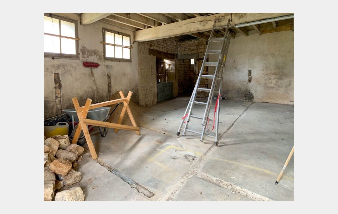 Agence Immobilière Berland Bennett : Maison / Villa | SAUZE-VAUSSAIS (79190) | 200 m2 | 30 000 € 