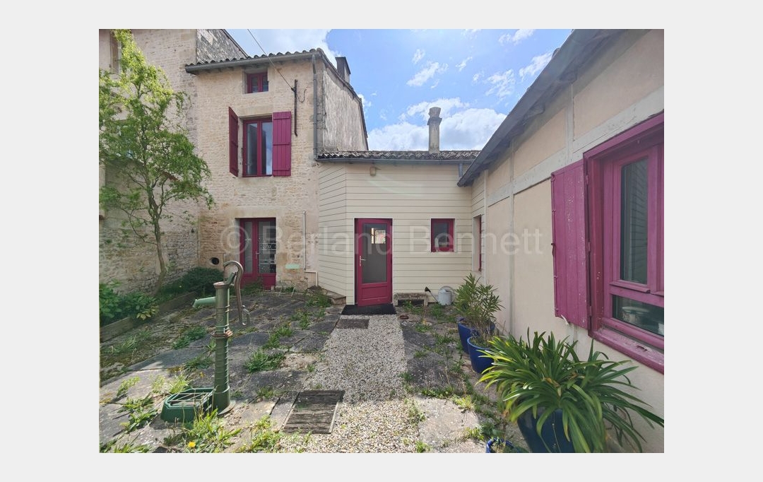 Agence Immobilière Berland Bennett : Local / Bureau | SAUZE-VAUSSAIS (79190) | 117 m2 | 88 000 € 