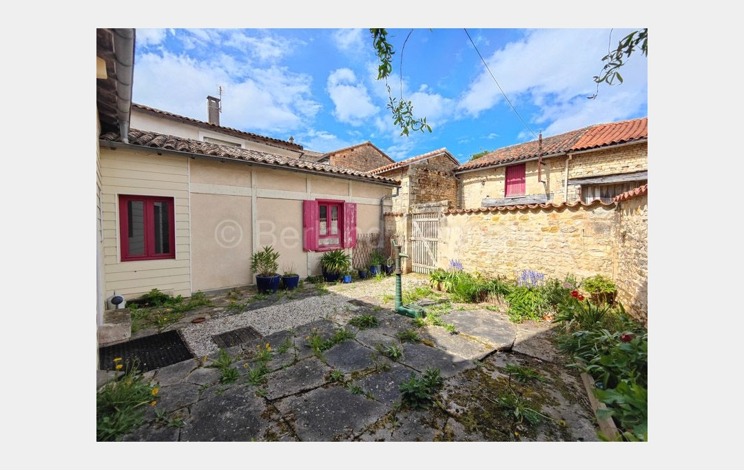 Agence Immobilière Berland Bennett : Local / Bureau | SAUZE-VAUSSAIS (79190) | 117 m2 | 88 000 € 