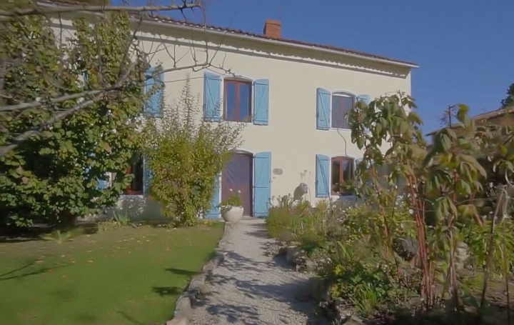 Maison de village RUFFEC 204 m2 254 200 € Maison de village RUFFEC 204 m2 254 200 €