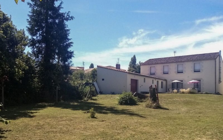 Maison de village CHARROUX 367 m2 171 600 € Maison de village CHARROUX 367 m2 171 600 €